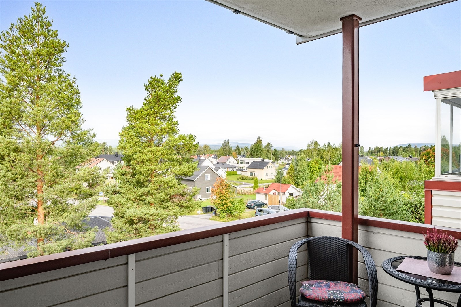 Beliggenheten i høyden og mot vest sørger for gode solforhold på ettermiddag og kveld. Her sitter du høyt, fritt og solrikt med flott utsyn! Galleribilde