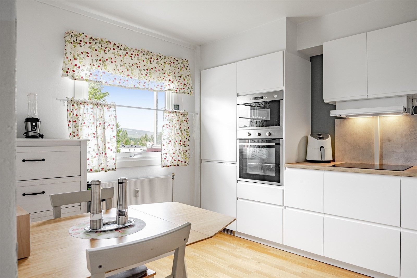 På kjøkkenet er det plass til et spisebord som gjør at også kjøkkenet blir et naturlig oppholdsrom og samlingspunkt. Galleribilde