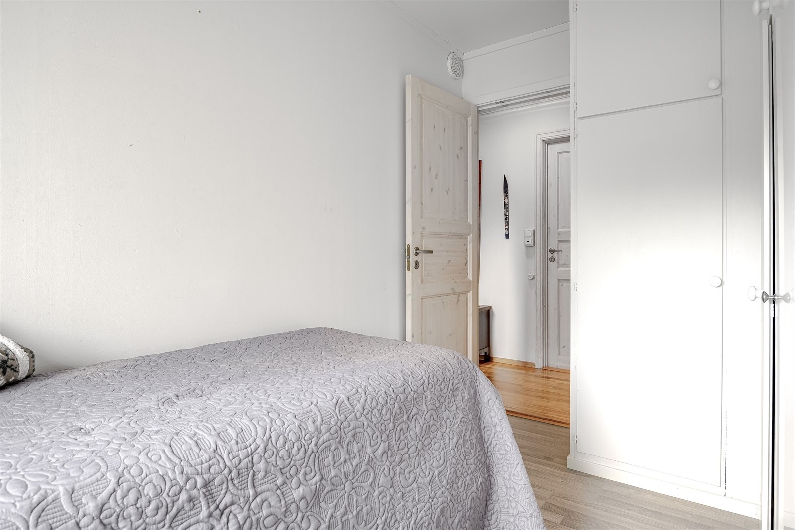 På soverommet er det plass til seng, kontorpult og oppbevaringsplass i garderobeskap. Galleribilde