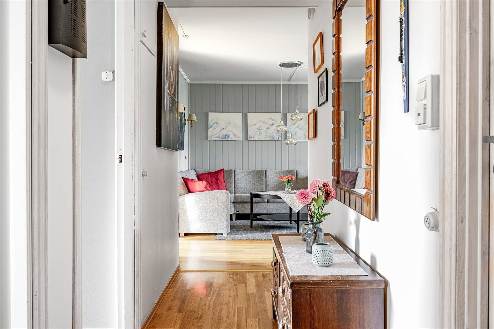 I entréen har du plass til sko og yttertøy i innebygd garderobeskap. I tillegg er det en praktisk nisje ved inngangsdøren med plass til sko og oppheng av yttertøy. Galleribilde