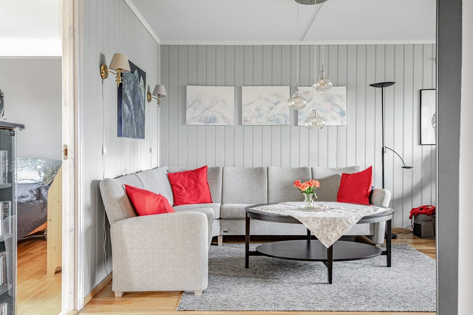 Stuen har god standard med parkett på gulv og gråmalte panelplater på veggene. Galleribilde