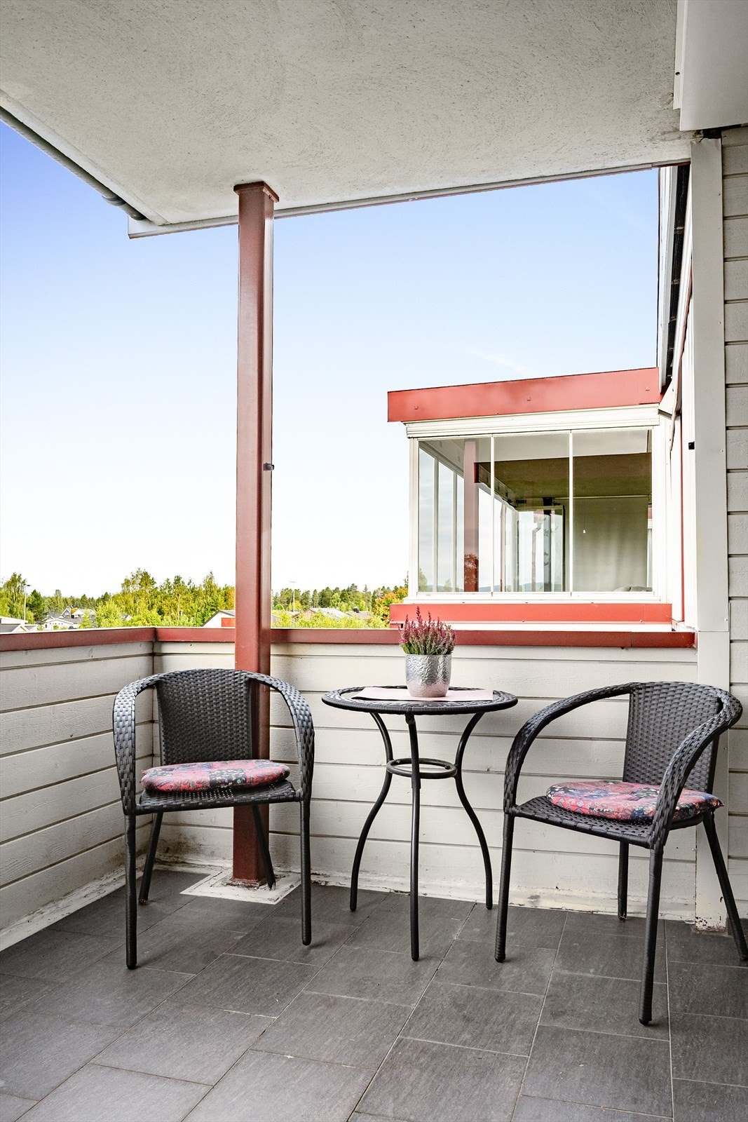 Balkongen er overbygget, har flislagt gulv og god plass til sittegrupper etter eget ønske og behov. Galleribilde