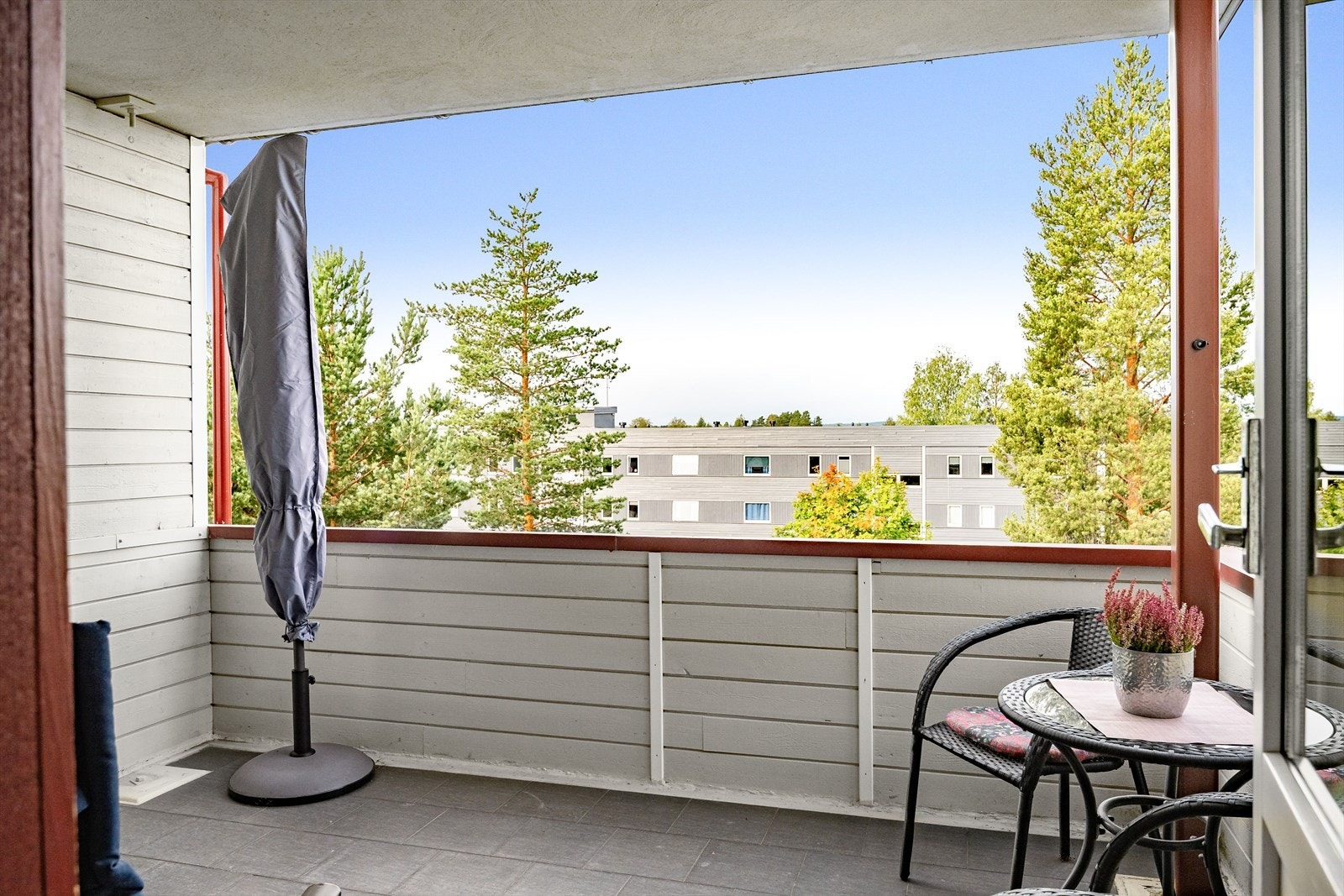 Fra stuen har du utgang til en stor og solrik vestvendt balkong på ca. 11m². Galleribilde