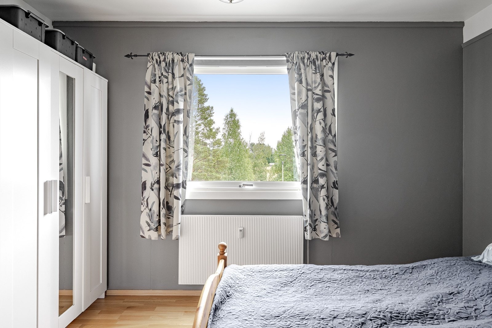 Den store vindusflaten slipper inn rikelig med naturlig lys, samtidig som det ikke er innsyn og frodig utsyn. Galleribilde