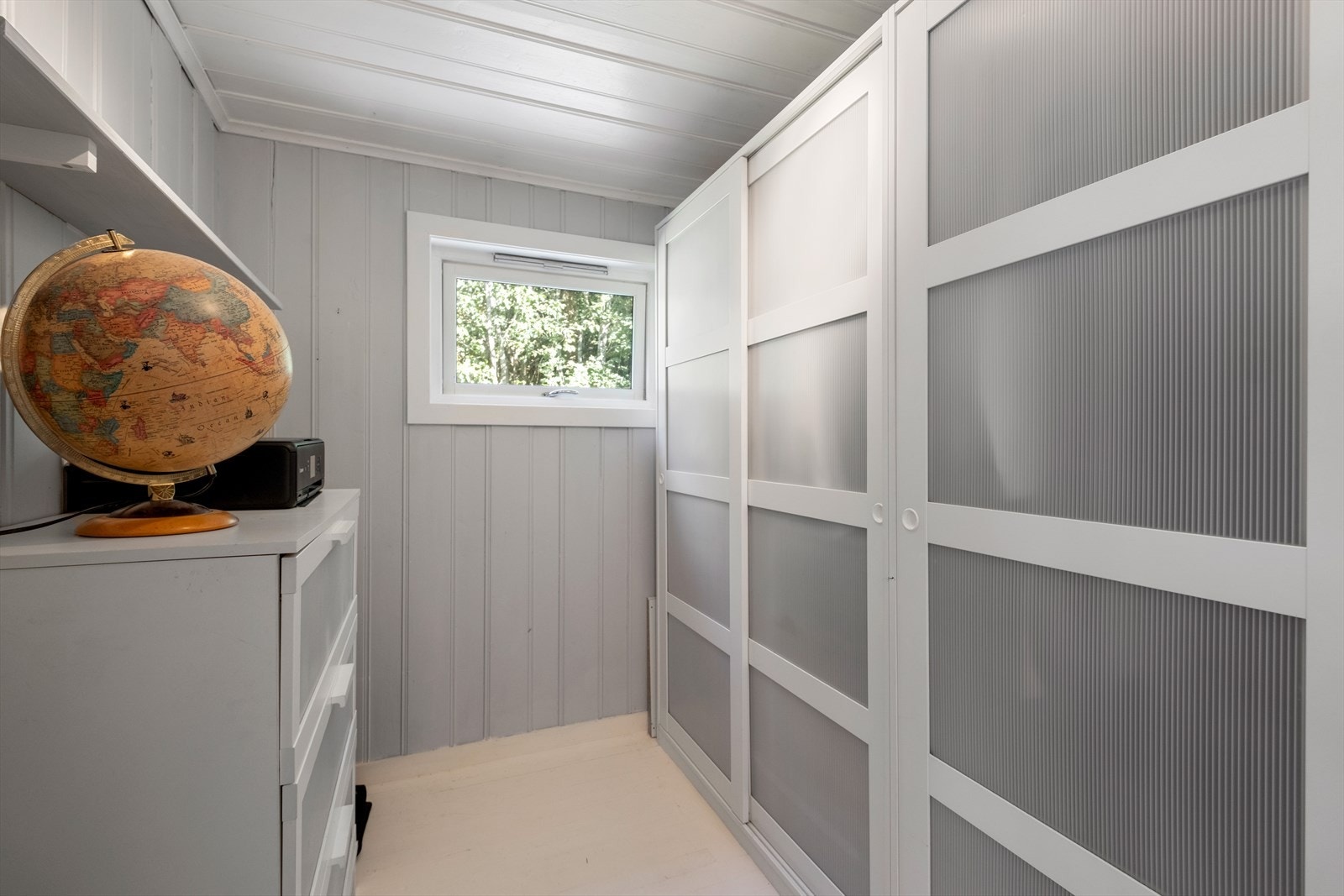 Fra garderoberom som ligger i entrè vegg-i-vegg med soverom nr 2 Galleribilde