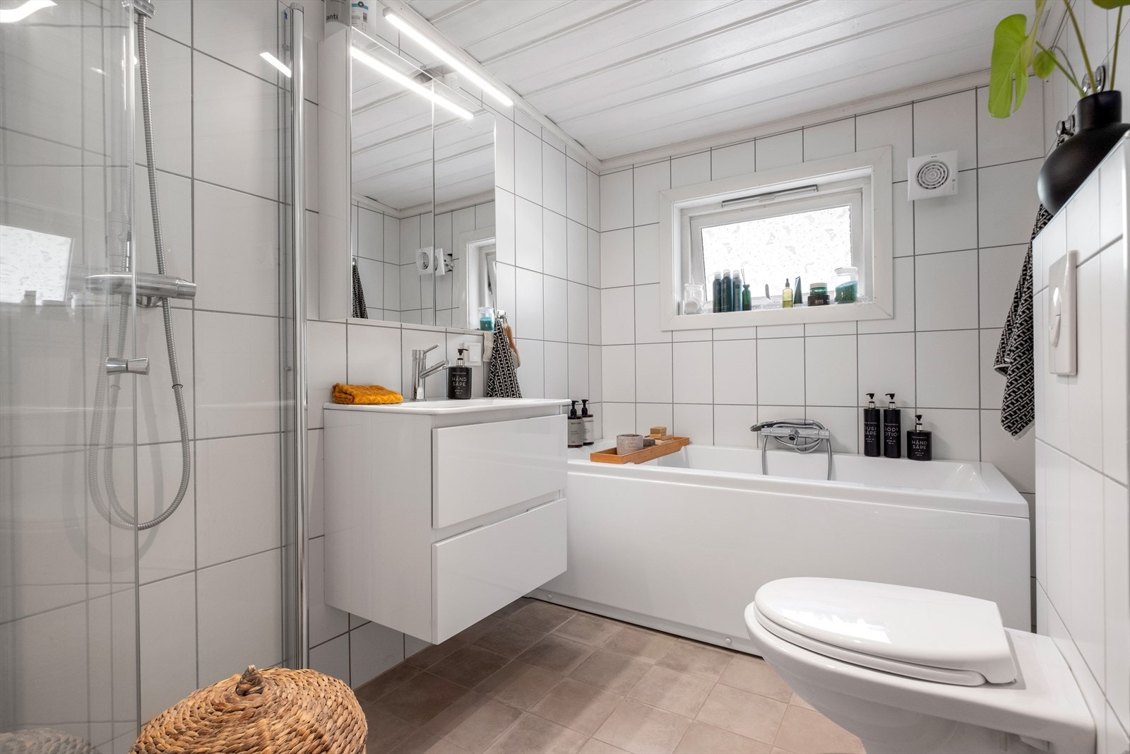 Badet ble renovert i 2018 av fagfolk og er rikelig utstyrt med dushjørne, badekar, innredning m/servant og vegghengt toalett Galleribilde