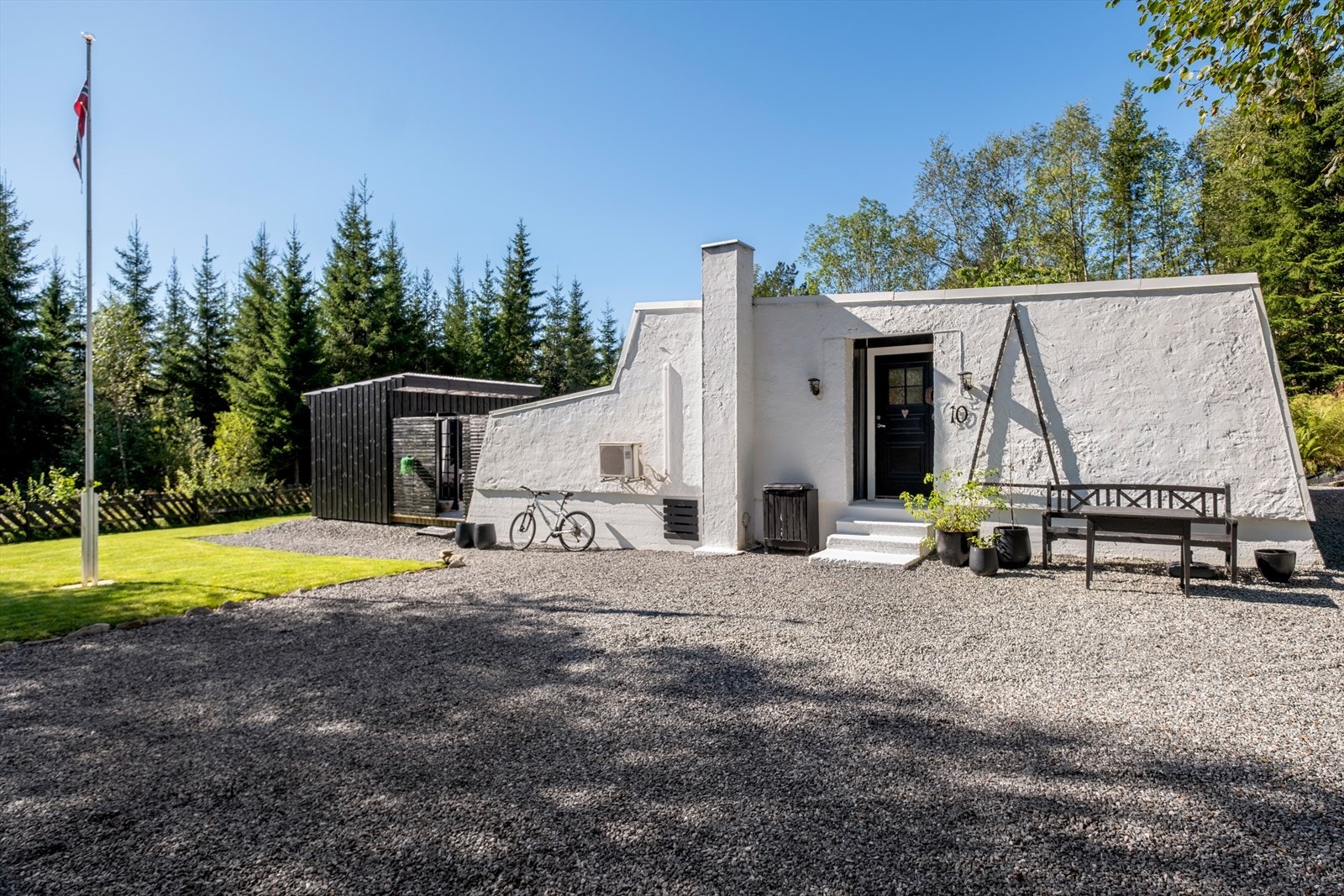 Gruset parkeringsareal og utvendig inngangsparti Galleribilde