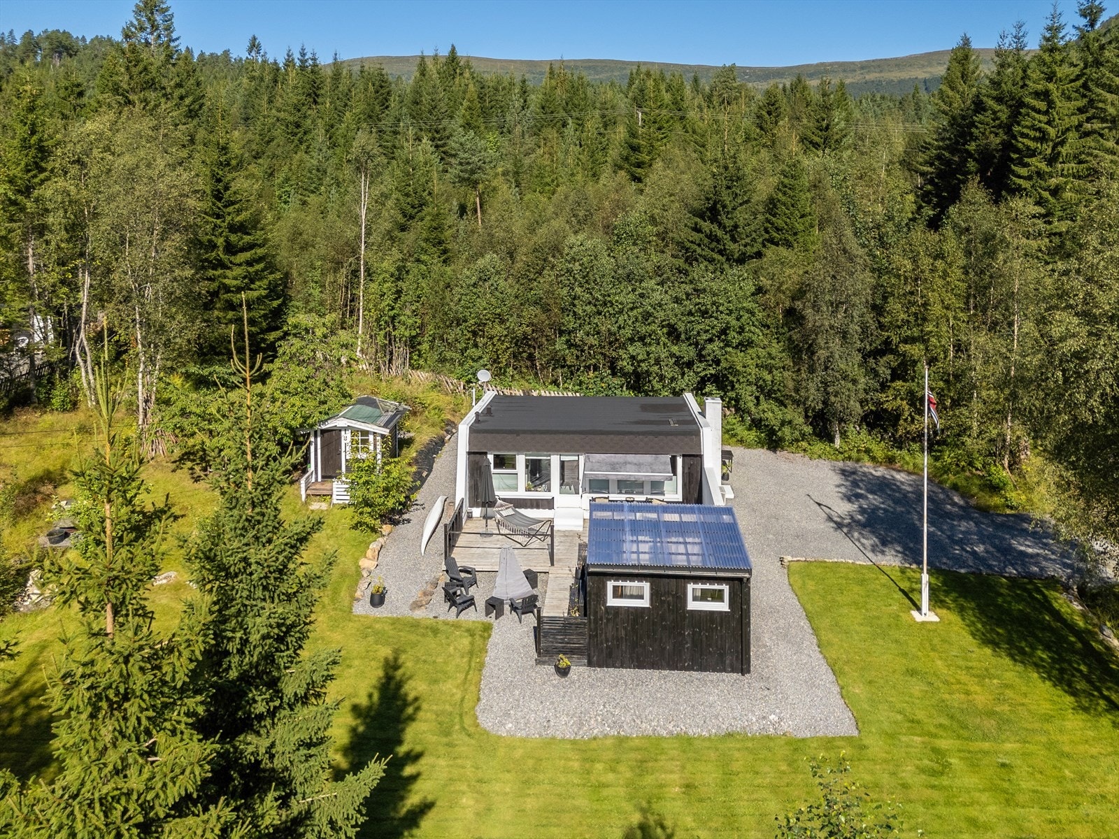 Fra eiendommen er det gangavstand til badeplass og har utallige turmuligheter sommer som vinter Galleribilde