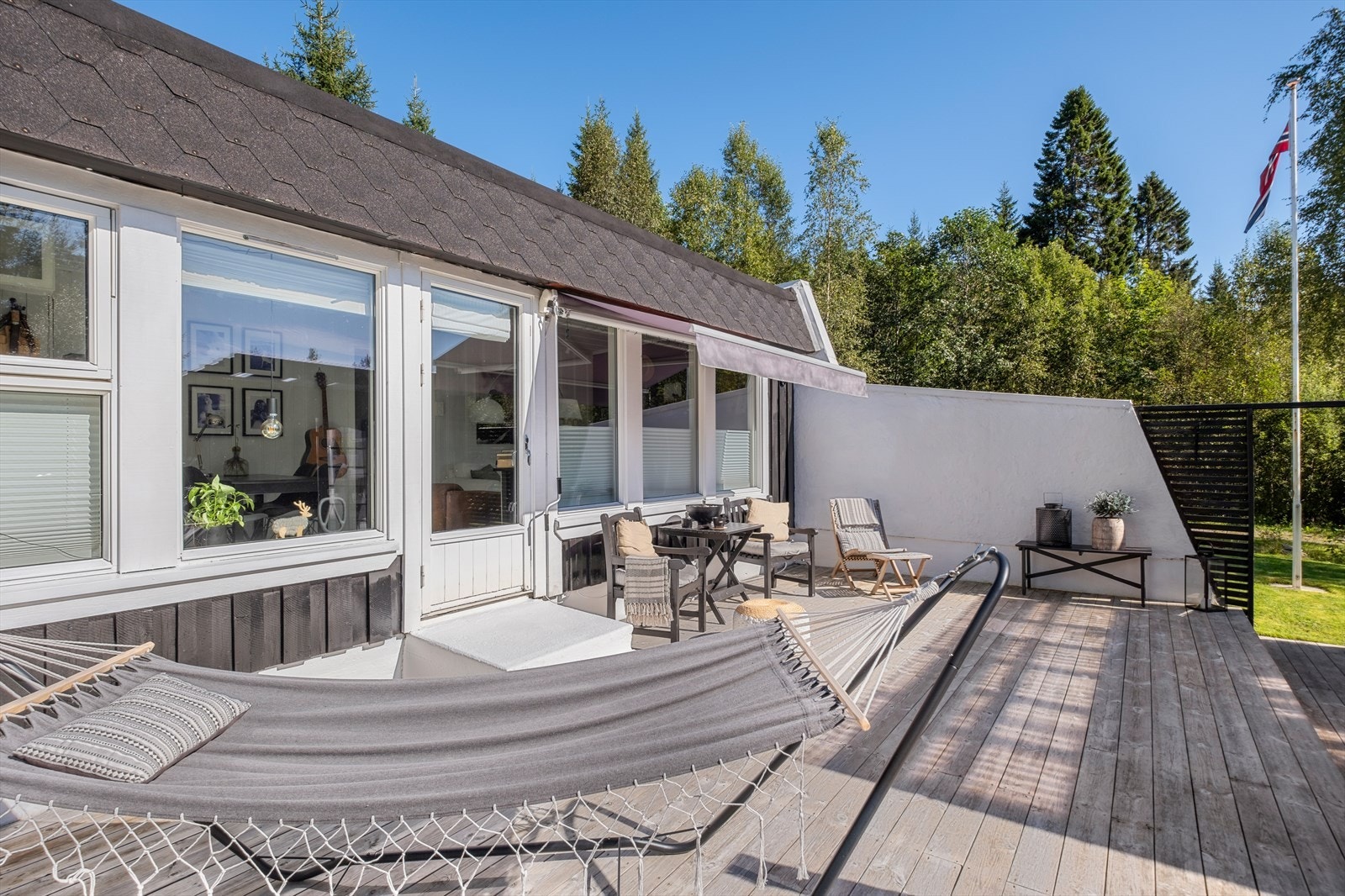 Uteområdet til hytta er meget pent opparbeidet Galleribilde