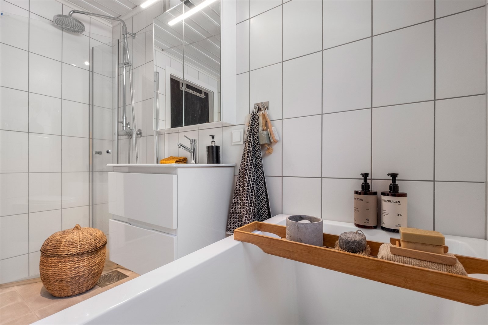 Helfliset bad og her er selvsagt varmekabler i gulv Galleribilde