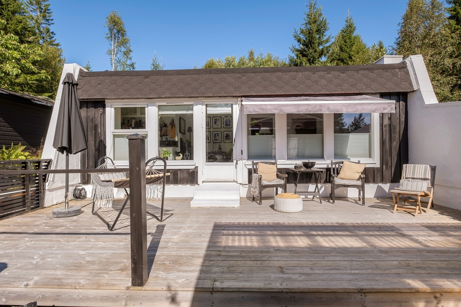 Det er montert markise på vegg Galleribilde