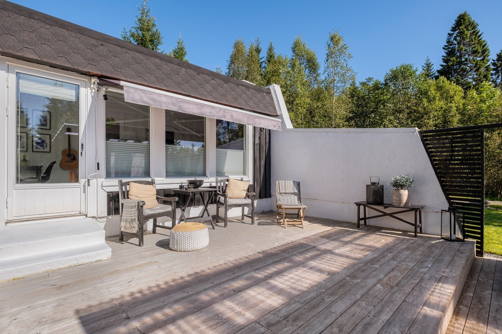 Terrassen er av en slik størrelse man kan møblere i ulike soner Galleribilde