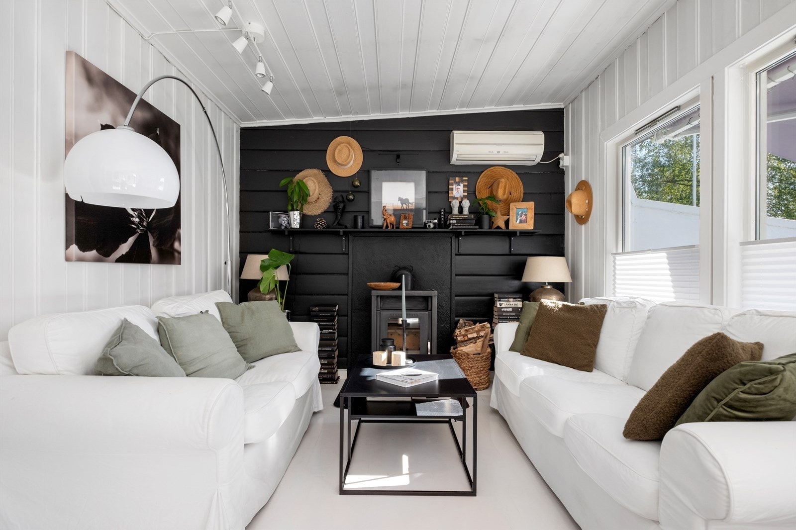 Det er montert vedovn som varmer godt når høsten og vinteren setter inn - samt varmepumpe Galleribilde