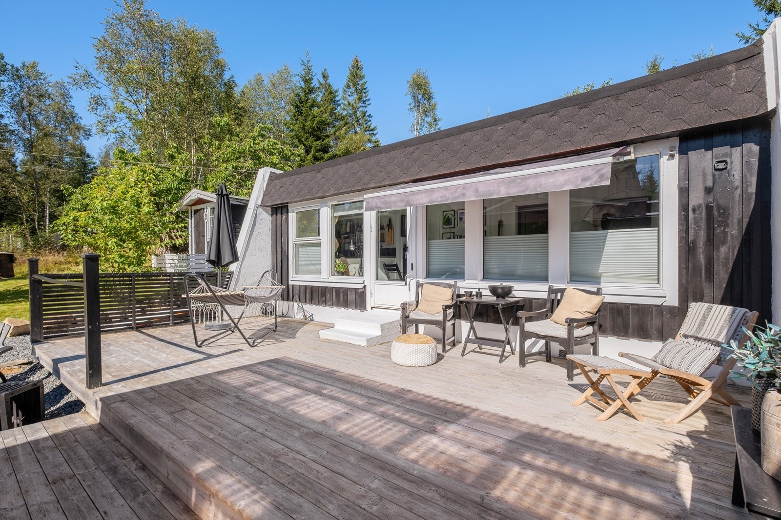Den store terrassen fungerer som en forlengelse av stua på fineværsdager Galleribilde