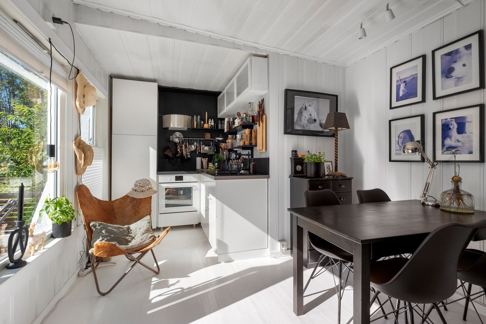 Stue/kjøkken har åpen løsning og innredningen på kjøkkenet er fra ca 2018 Galleribilde