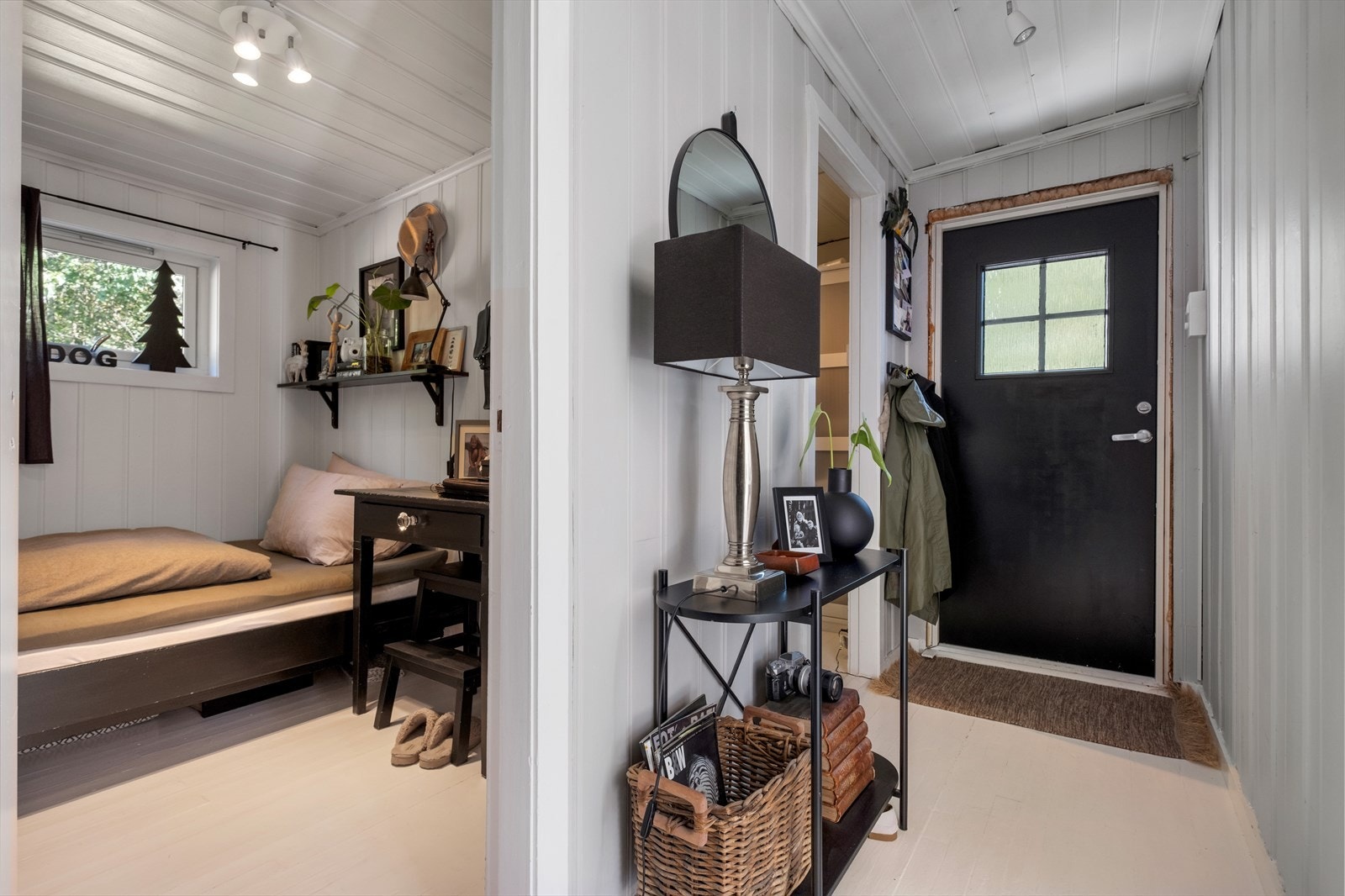 Fra gang/entrè og inn mot soverom nr 2 Galleribilde