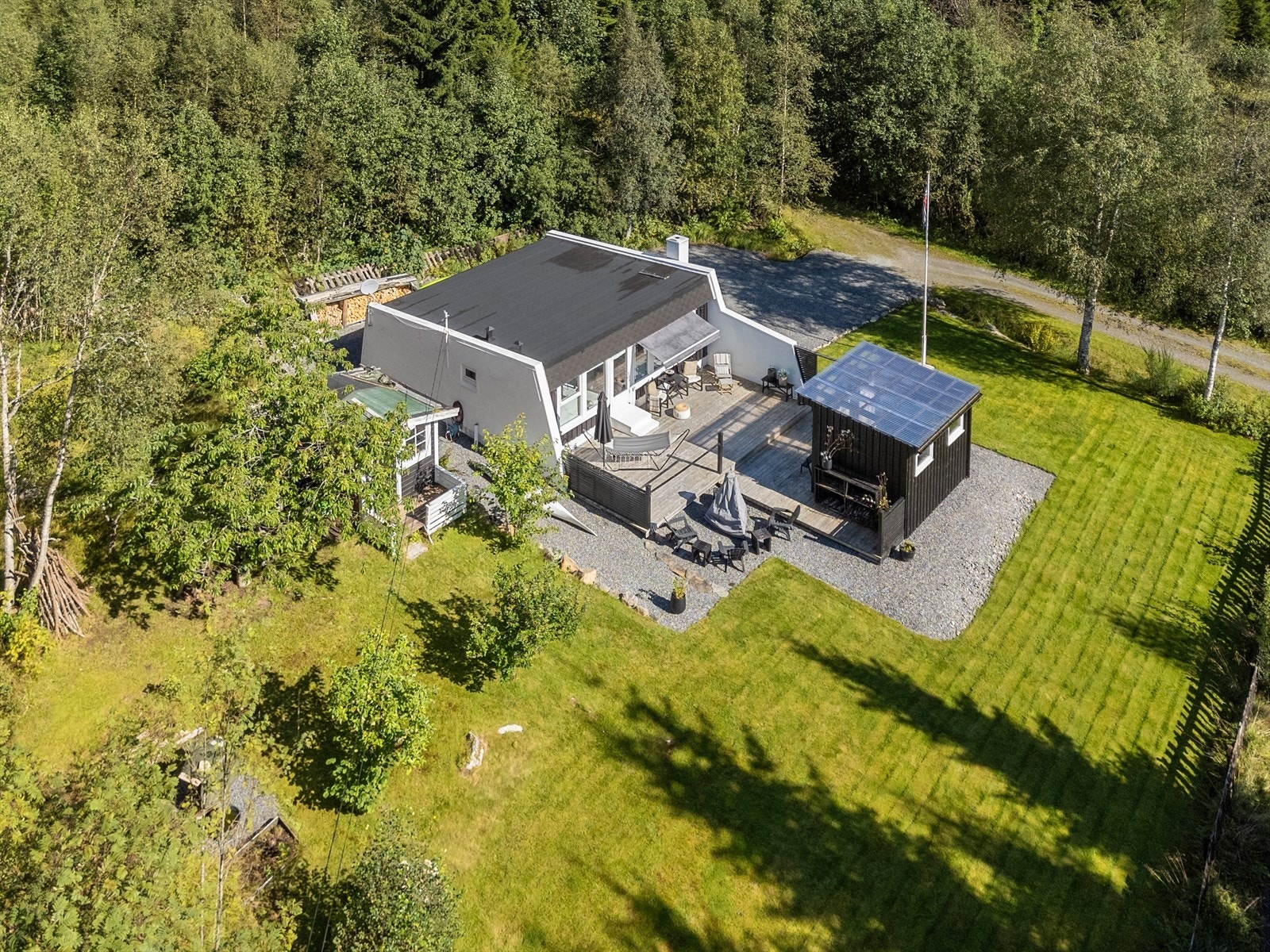 Oversiktsbilde - her er det plass til både trampoline og badmintonbane på tomten Galleribilde