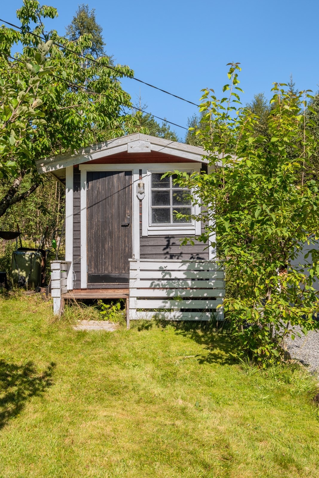 Her er også en enkel eldre utebod på tomten Galleribilde