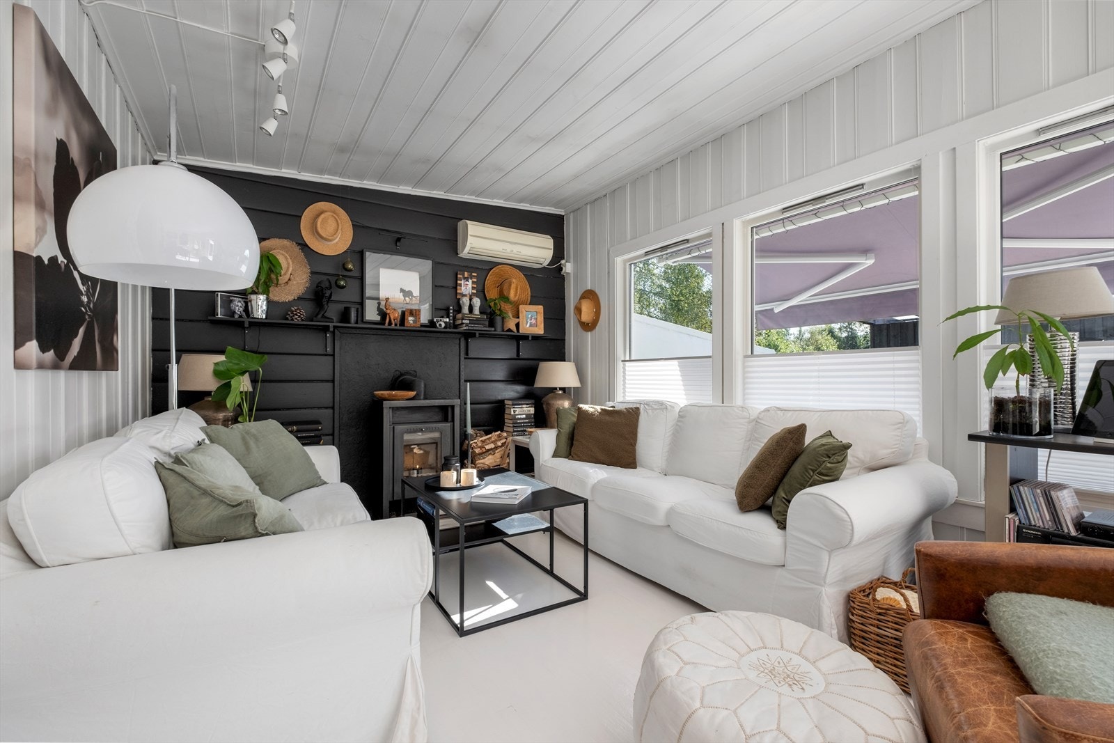 Stua har store vinduer som sikrer godt med naturlig lysinnslipp Galleribilde