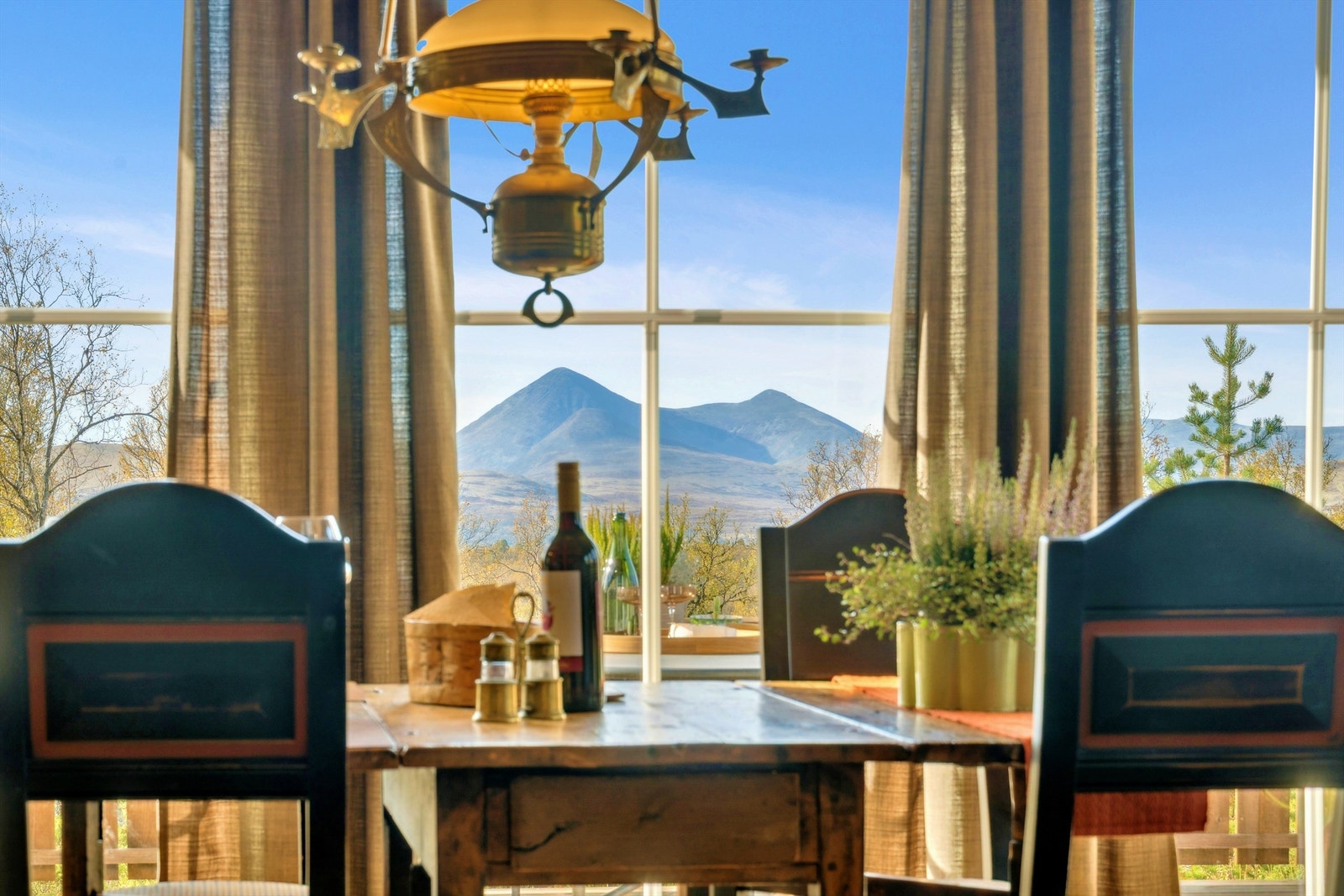 Fra spiseplassen har man en flott utsikt mot Sølnkletten. Galleribilde