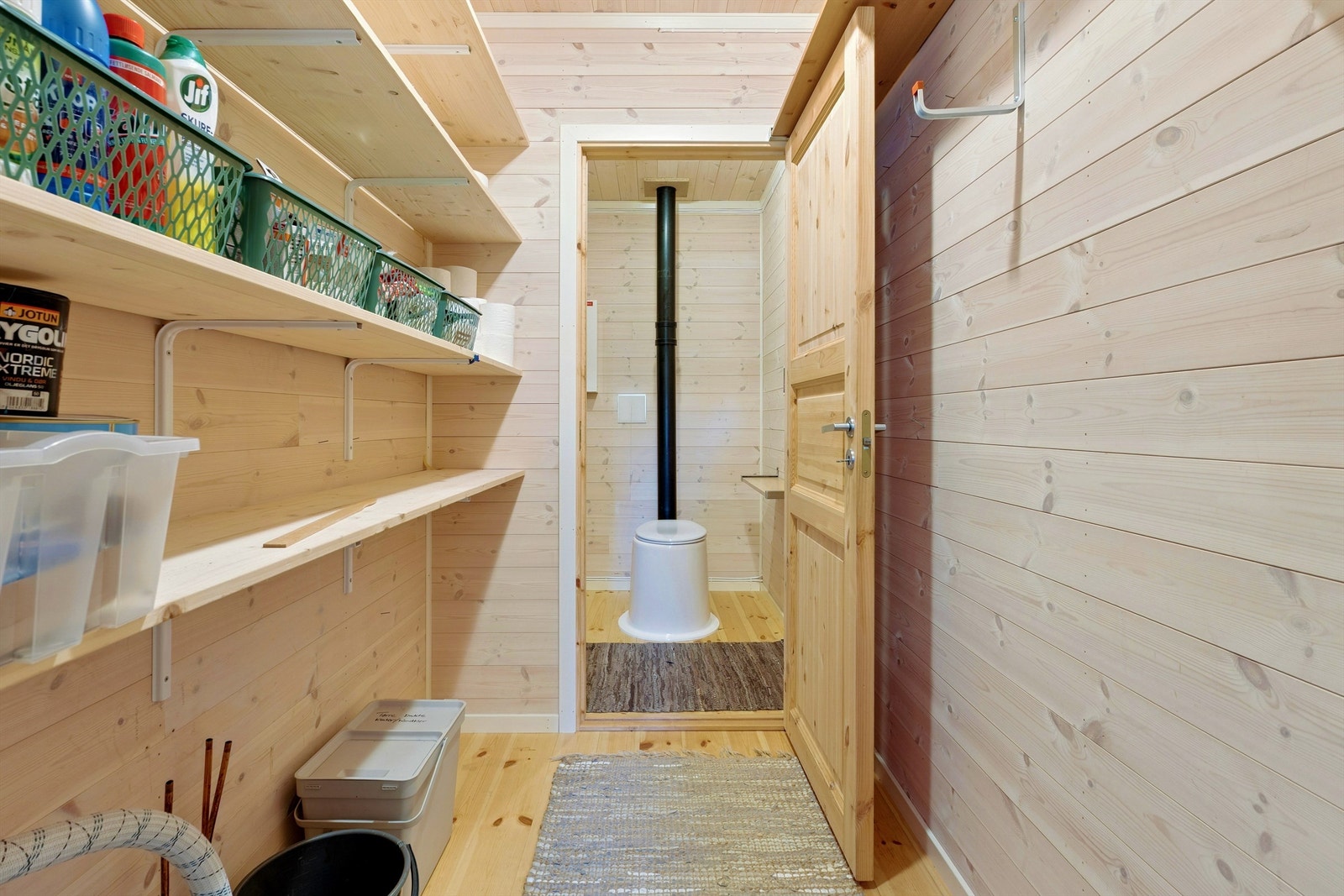 Innenfor gangen er det en praktisk bod og et separat toalettrom med Mulldo-toalett. Galleribilde