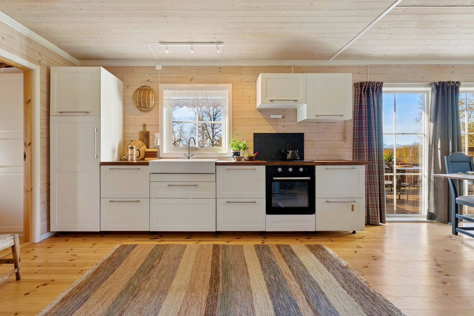 Kjøkkeninnredningen fra Ikea har profilerte fronter, laminatbenkeplate og integrert stekeovn og kjøleskap. Galleribilde