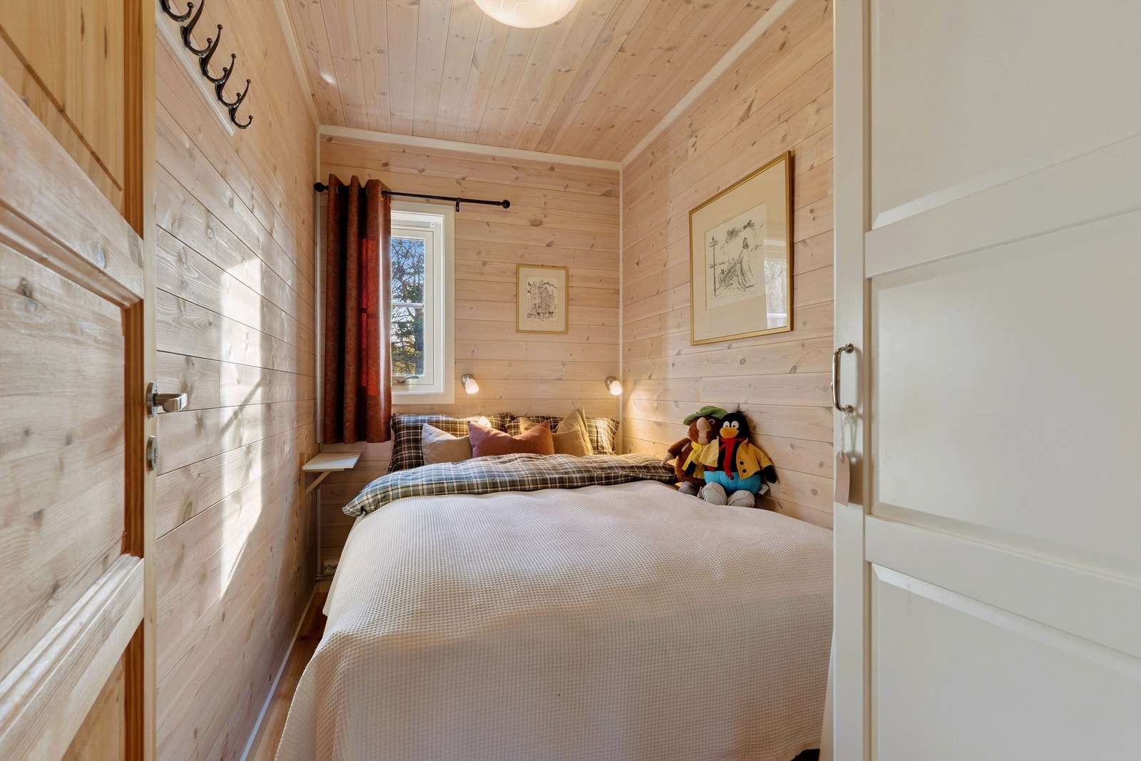 Hyttas andre soverom er lunt og har plass til seng og nattbord. Galleribilde