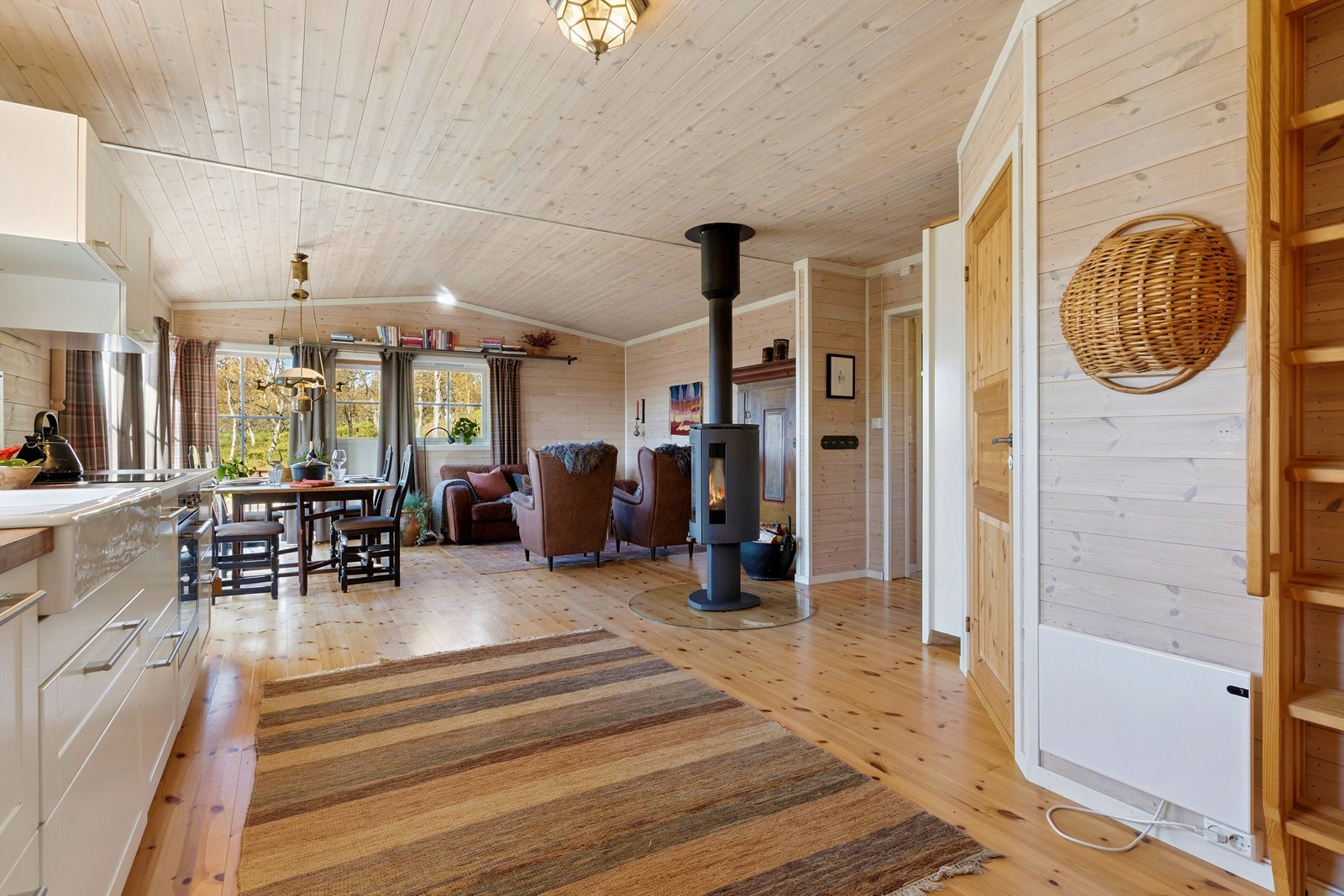 Åpen løsning mellom stue og kjøkken. Galleribilde