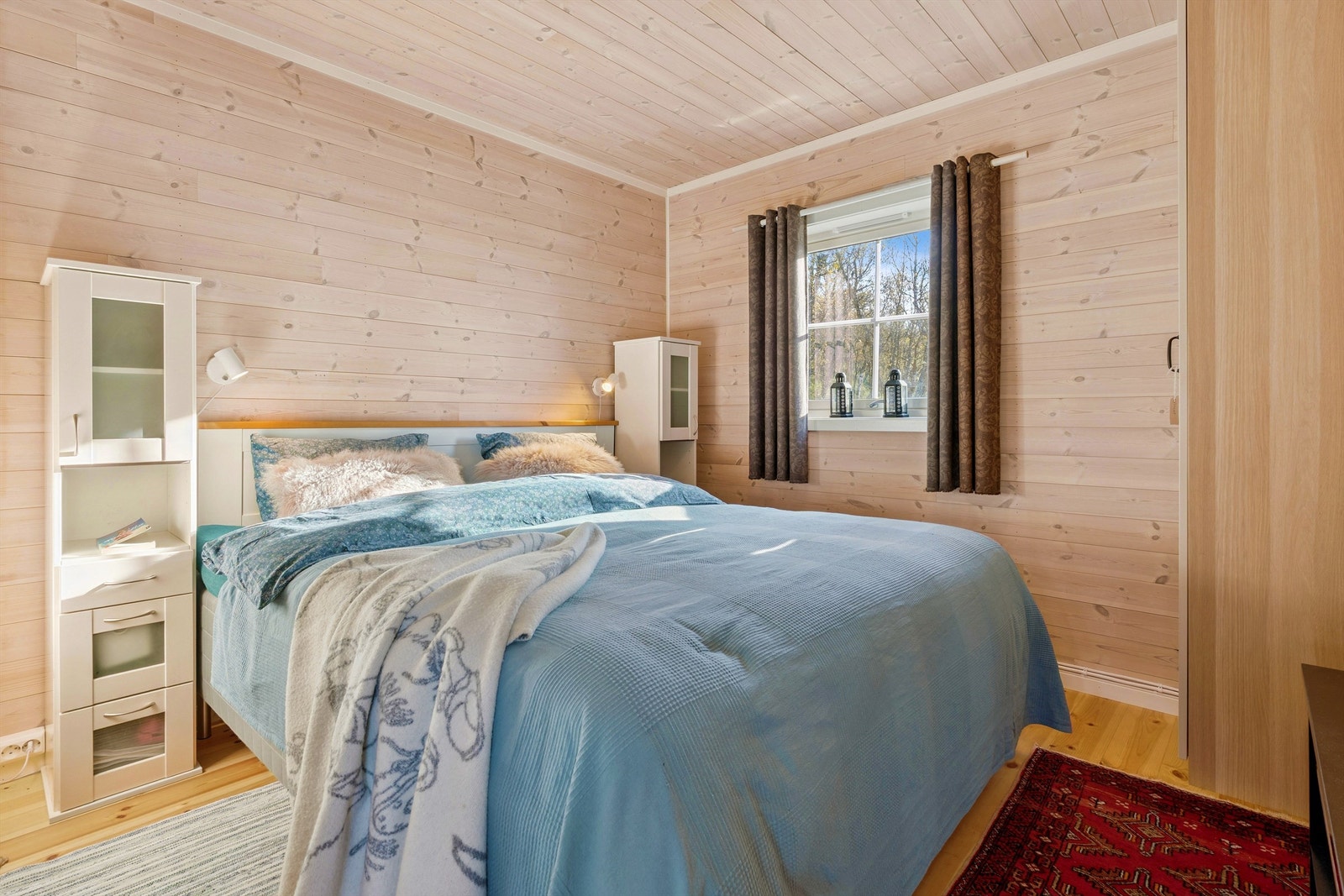 Hovedsoverommet har god plass til dobbeltseng og oppbevaringsløsninger. Galleribilde