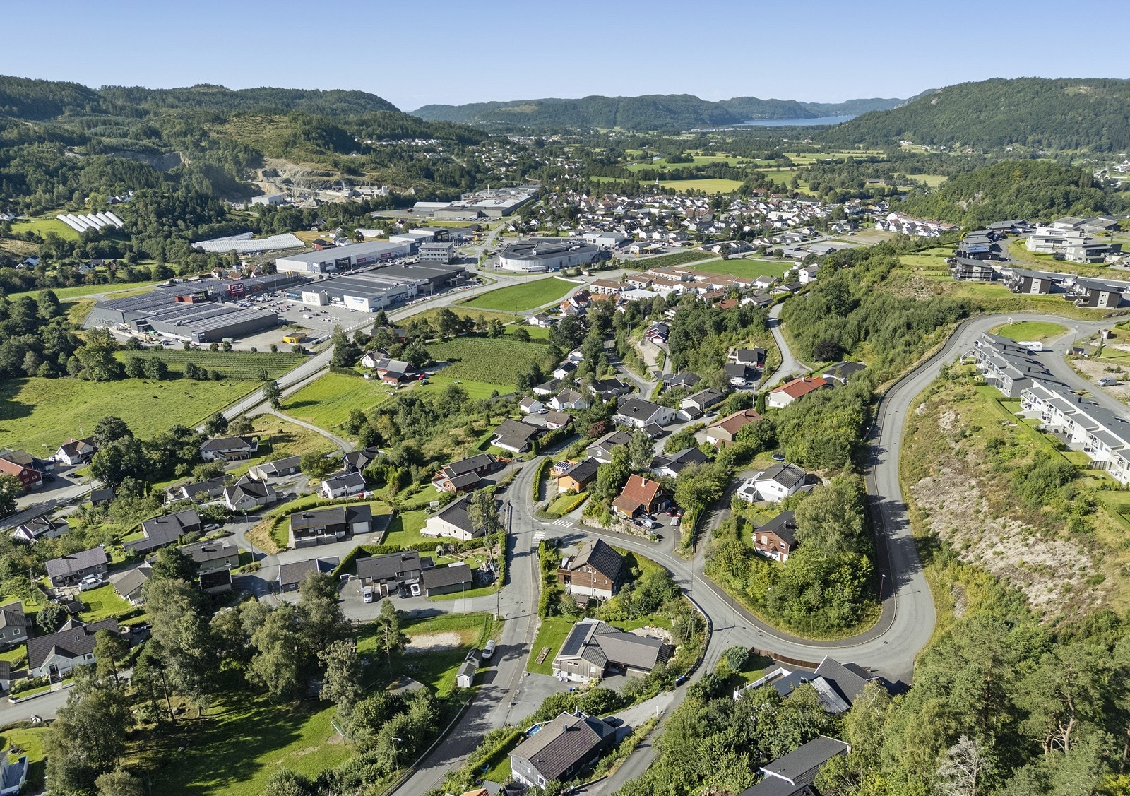 Sentralt beliggende med gangavstand til skole, barnehager, Handelsparken og offentlig kommunikasjon. Galleribilde