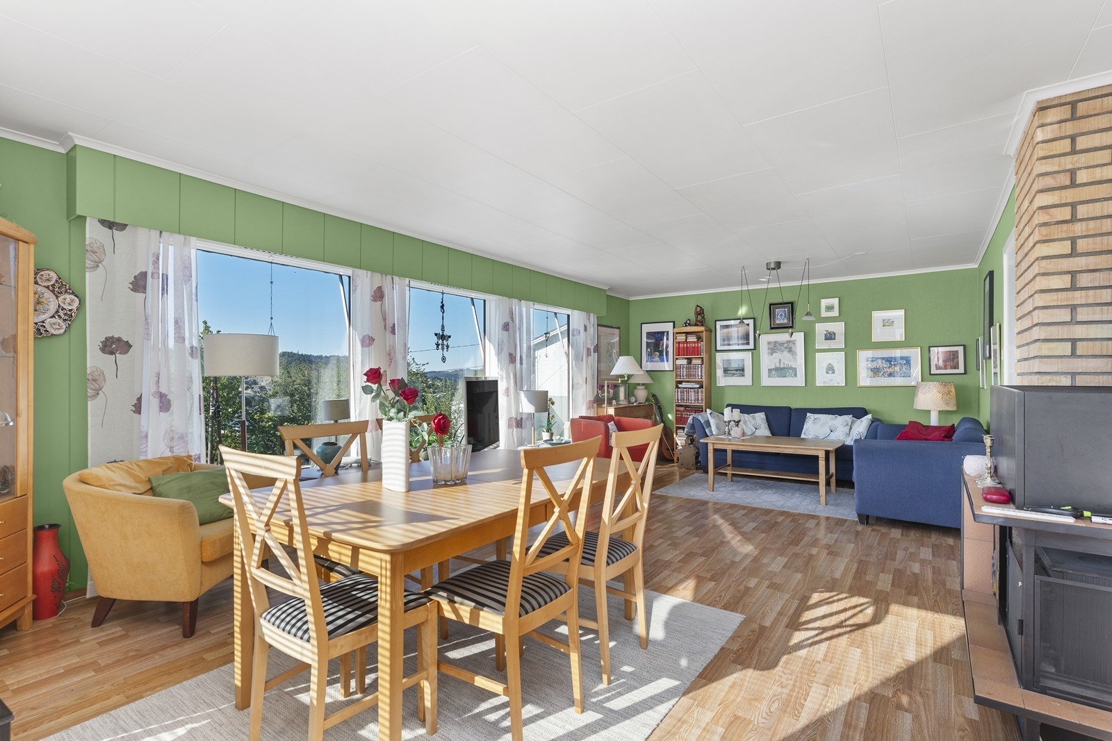 Store vindusflater i front gir gode sol- og lysforhold! Her er lyst og trivelig. Galleribilde