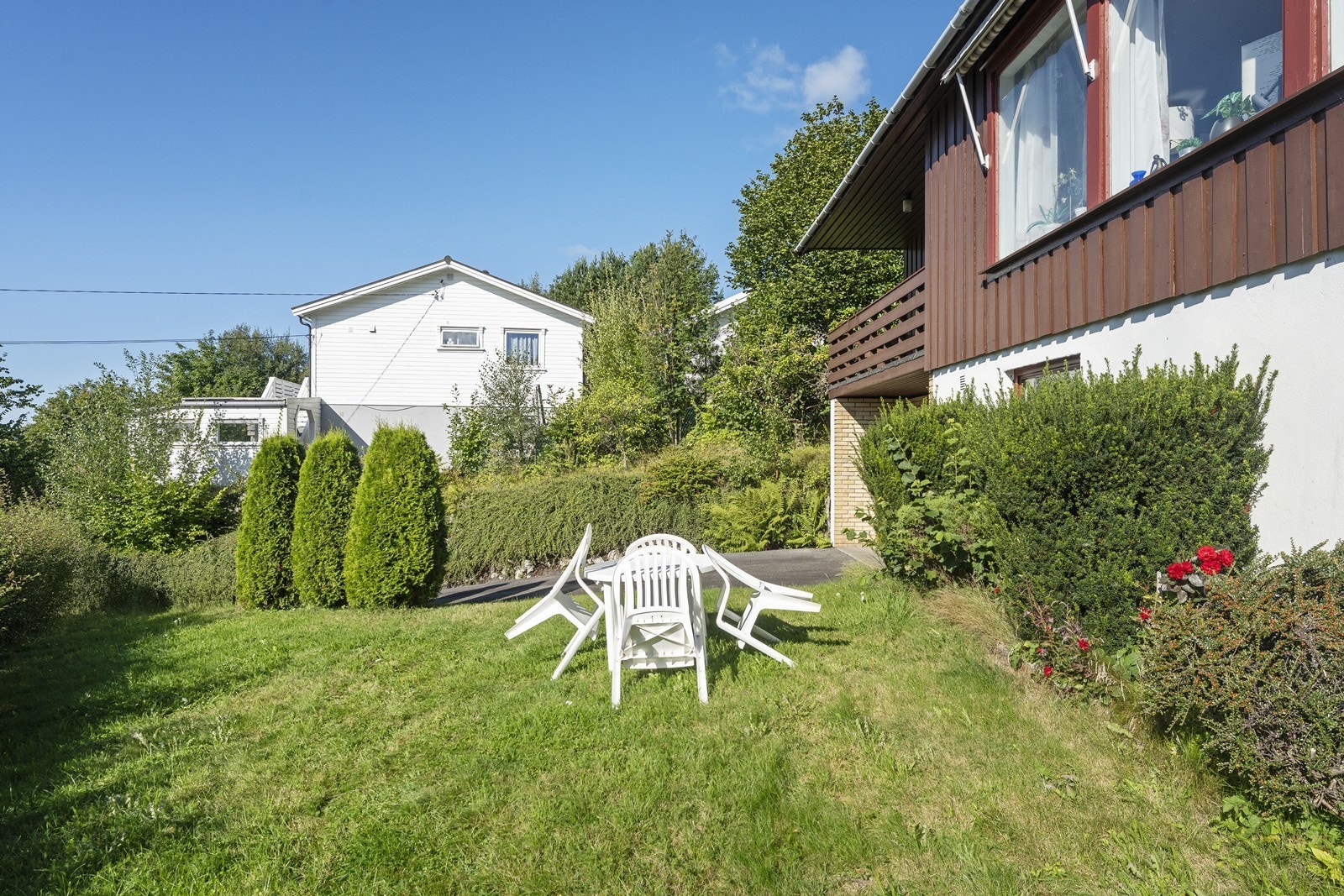 Romslig og barnevennlig hage. Galleribilde