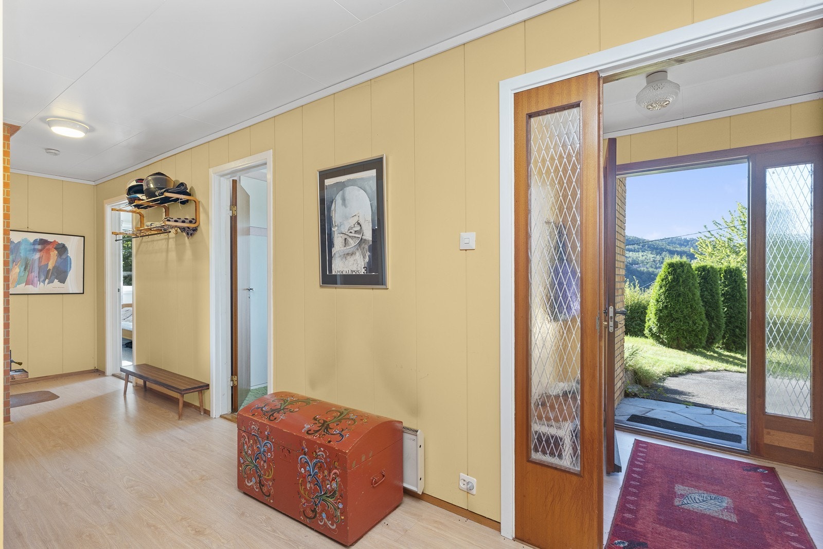 Gang/vindfang med inngang fra bakkeplan. Galleribilde