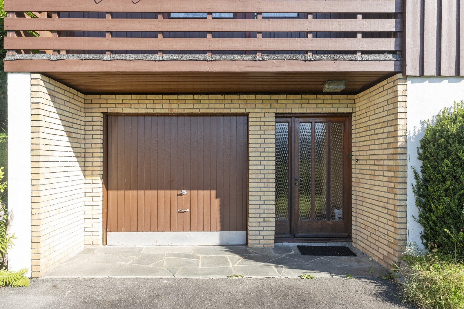 Garasje i boligens underetasje, samt parkering på egen tomt. Galleribilde