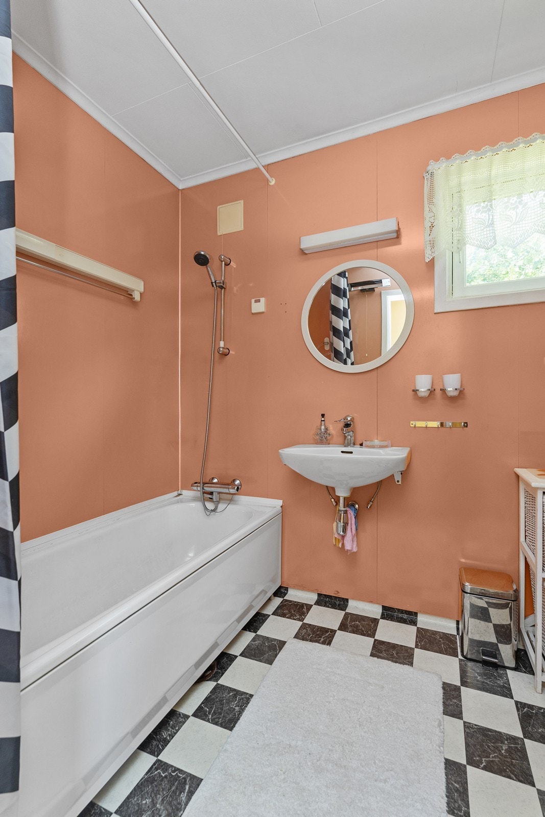 Bad i hovedetasje med servant, wc og badekar. Galleribilde