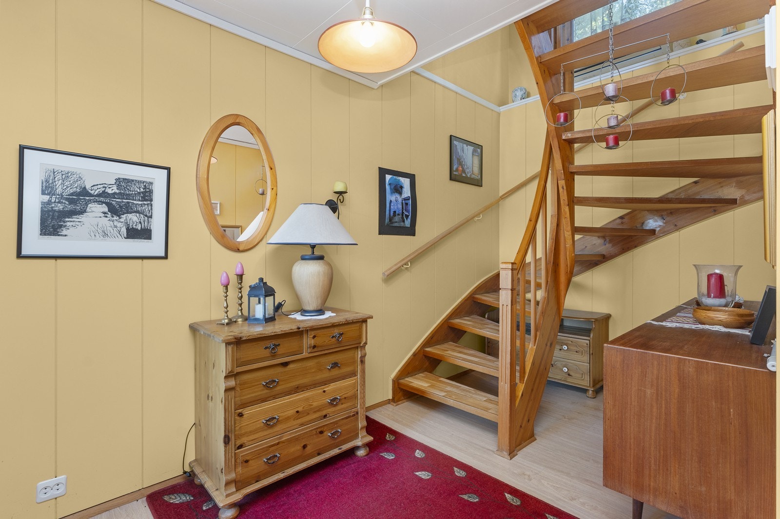 Gang m/hall i underetasje. Galleribilde