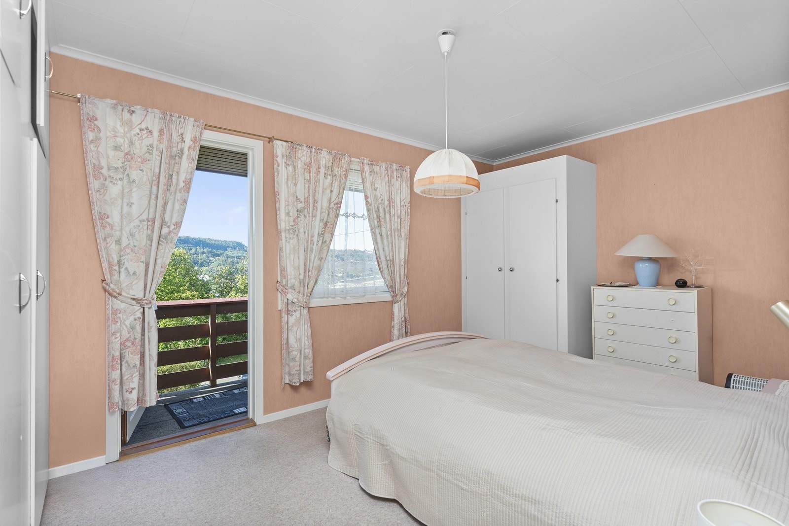 Soverom 1. Her er også utgang til veranda. Galleribilde