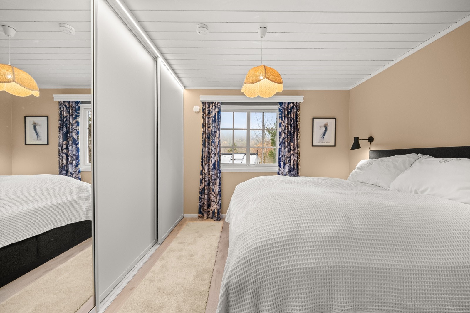 Garderobeskap langs den ene veggen. Galleribilde