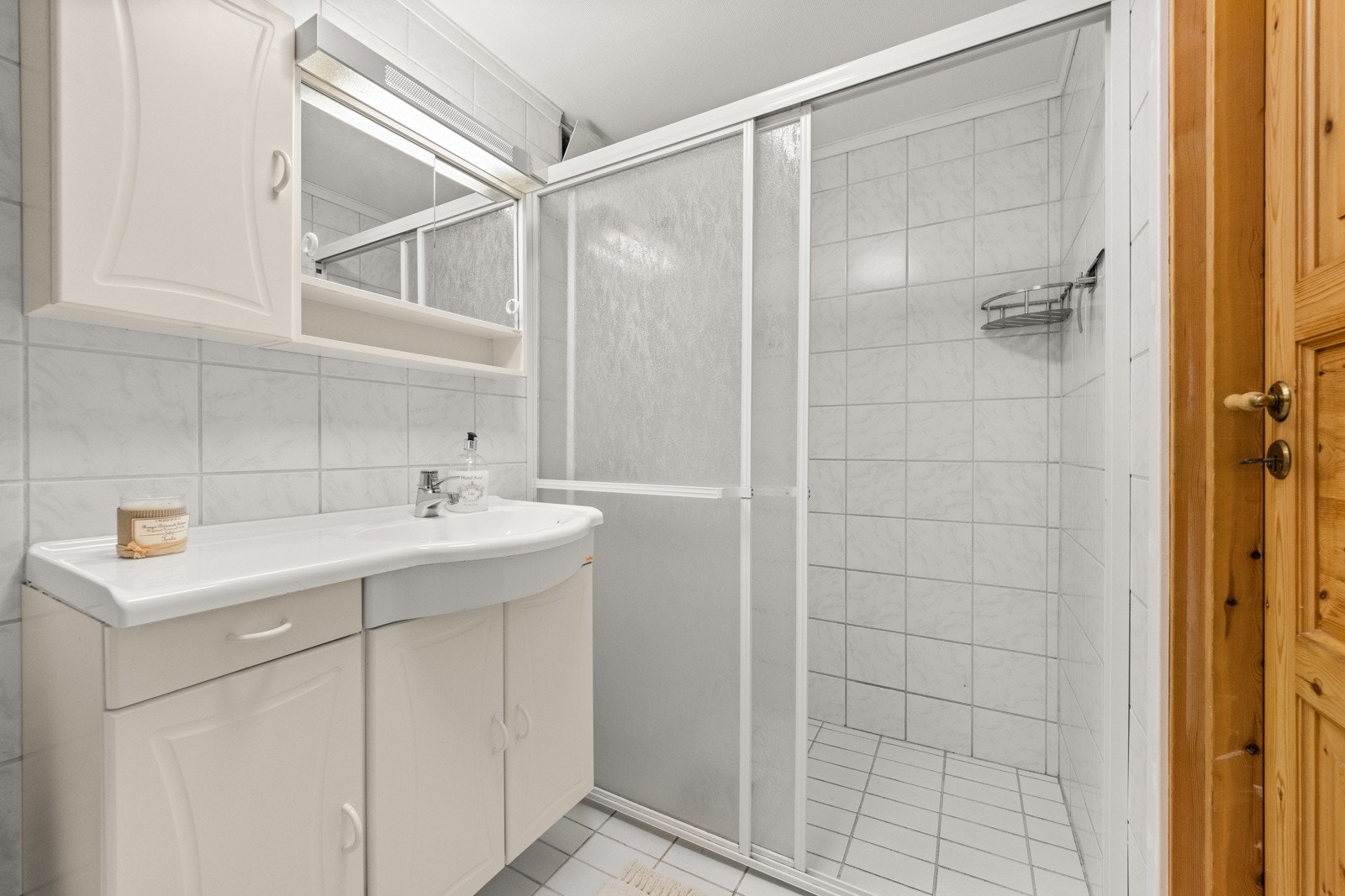 Badet var opprinnelig deler av en bod. Innredning med dusjnisje, toalett og servant med skap og speil. Galleribilde