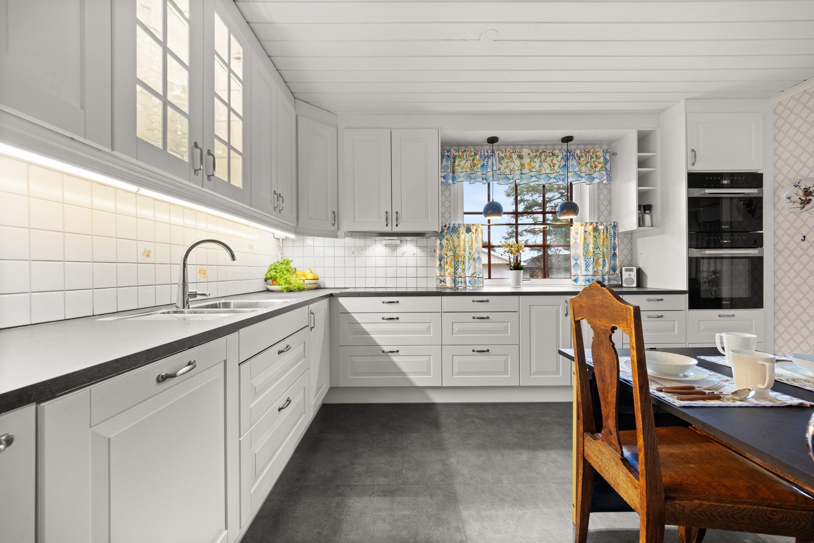 Takhøy innredning fra Norema, montert i 2020. Galleribilde