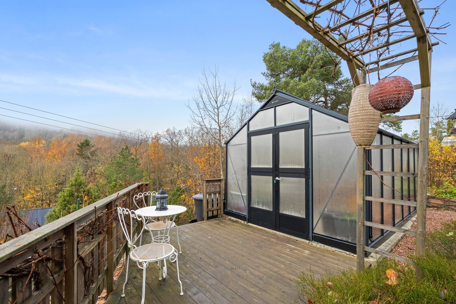 I hagen er det også satt opp et drivhus for de som er glad i å dyrke selv. Galleribilde