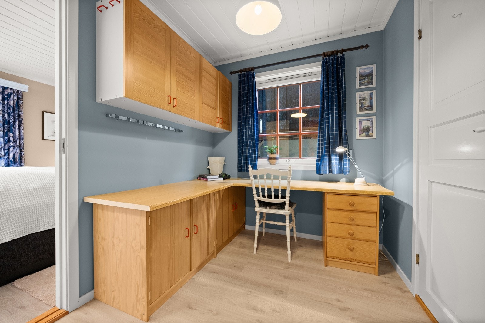 Mellom soverommet og vaskerommet ligger et kontor med god plass til hjemmearbeid. Galleribilde