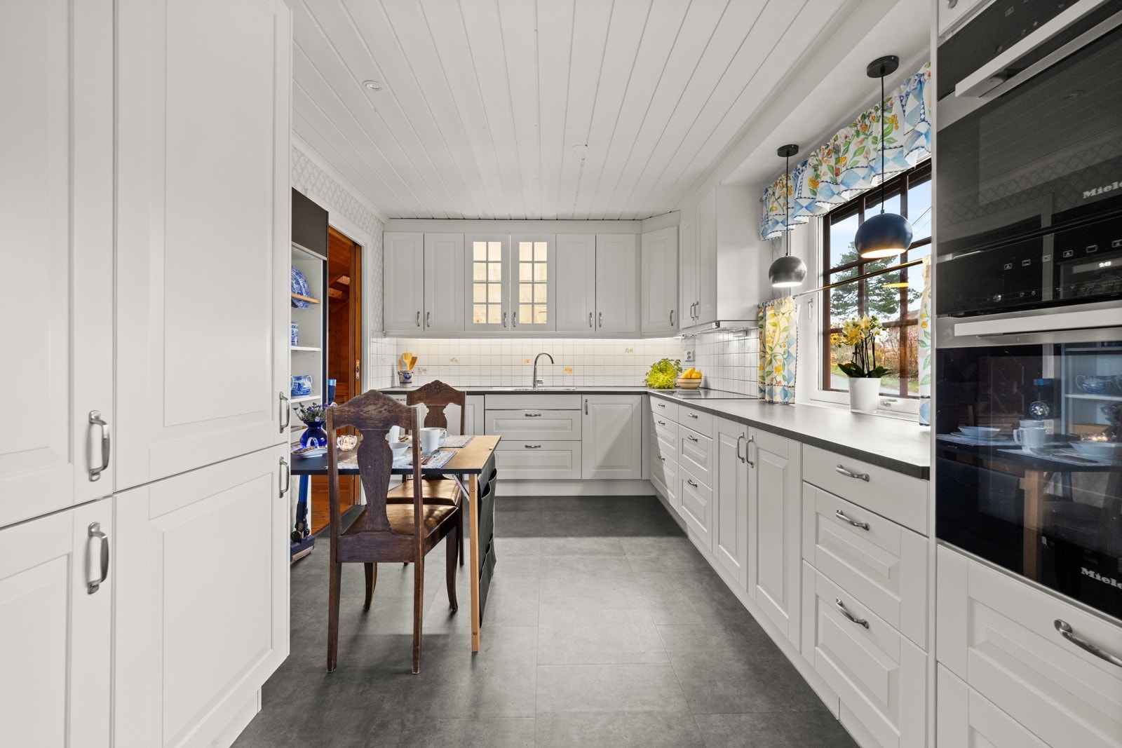 Komplett utstyrt med integrerte hvitevarer. Galleribilde