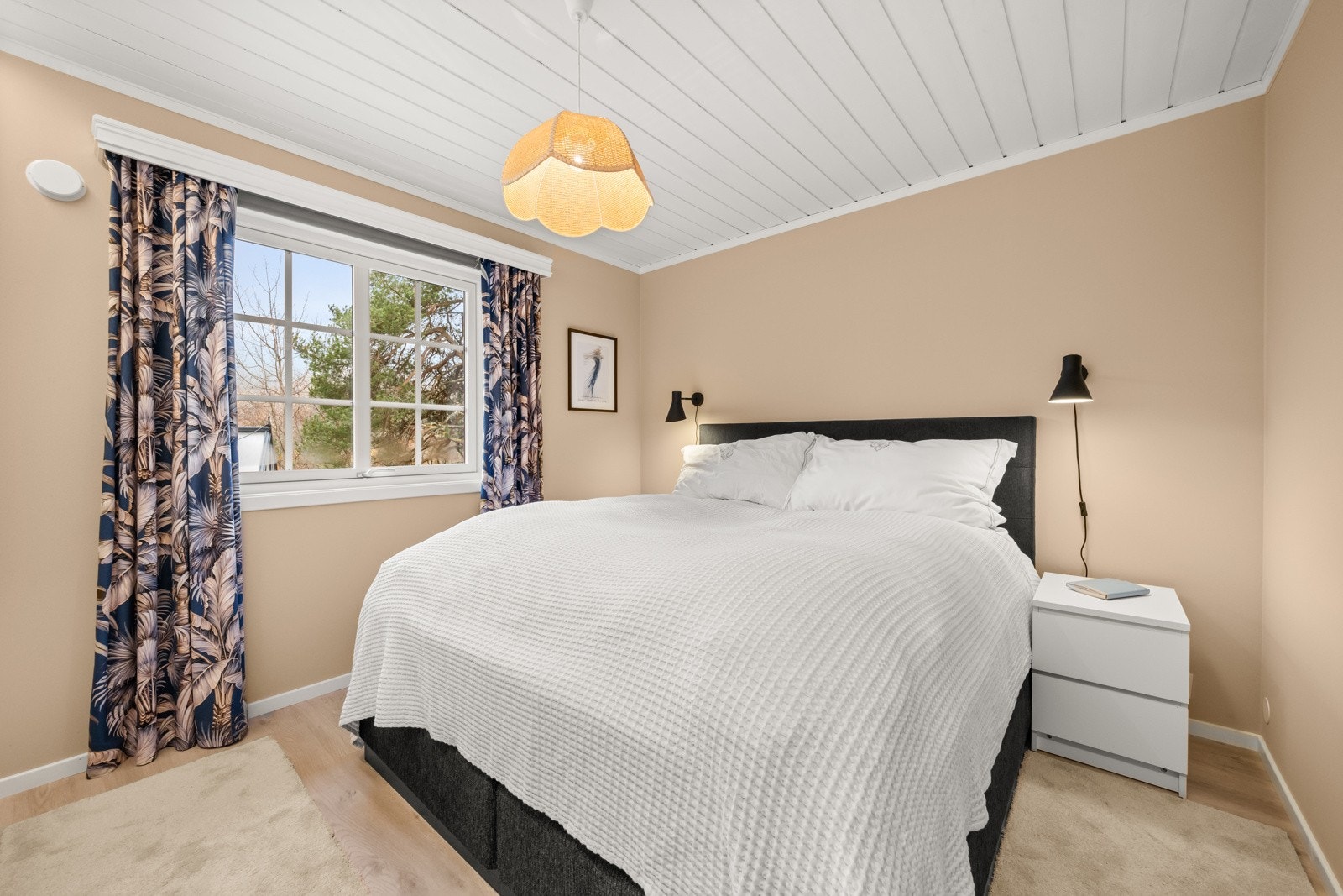 Soverom i 1. etasje med god plass til dobbeltsengen. Galleribilde