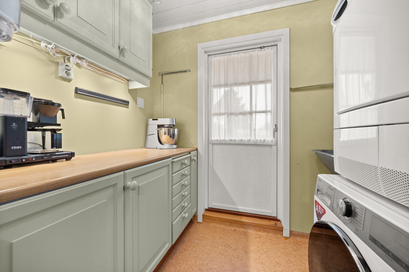 Separat vaskerom med dør ut. Galleribilde