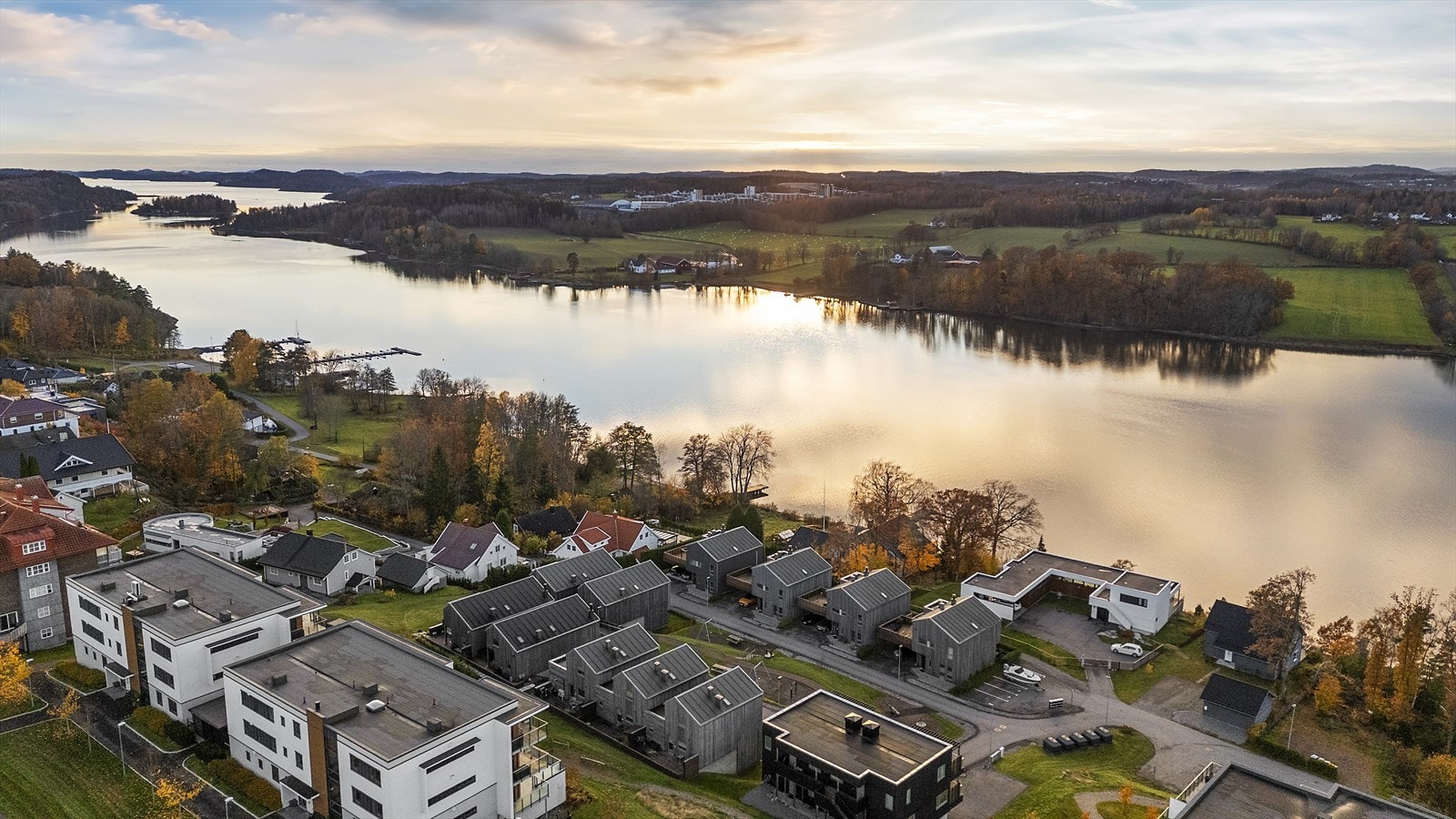 Det er for øvrig kort vei til matbutikk og servicetilbud, skoler og barnehager i trygg avstand, og ikke minst effektiv transport til Tønsberg sentrum. Galleribilde