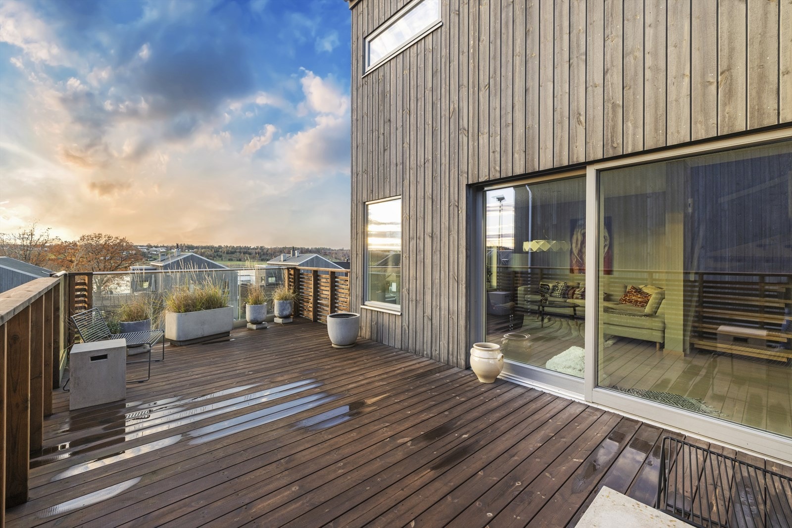 På fremsiden og via stuen er det utgang til terrasse med gode solforhold. Denne er pent innrammet med rekkverk delvis med glass som ikke skjermer for utsikten. Galleribilde