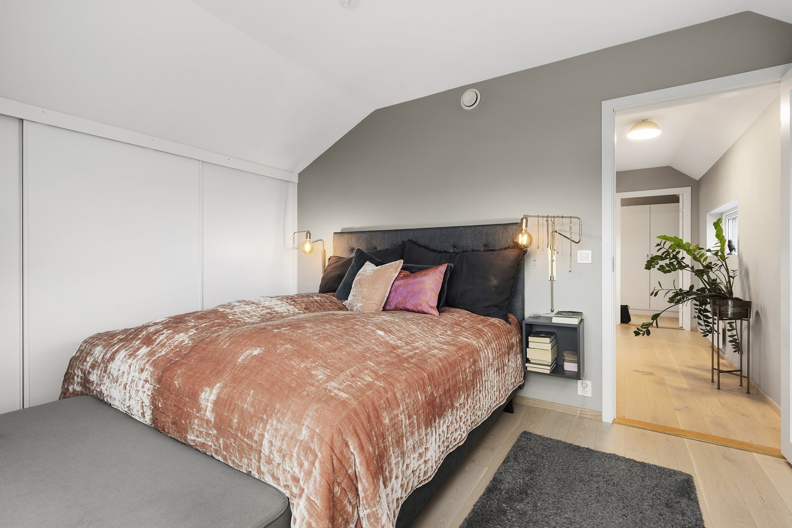 Hovedsoverommet har god plass til dobbeltseng og er utstyrt med en romslig skyvedørsgarderobe som gir rikelig oppbevaring. Galleribilde