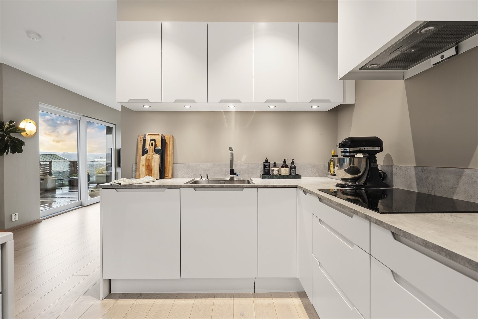 Her er rikelig med både skap- og benkeplass, perfekt for deg som liker å lage mat eller bake. Galleribilde