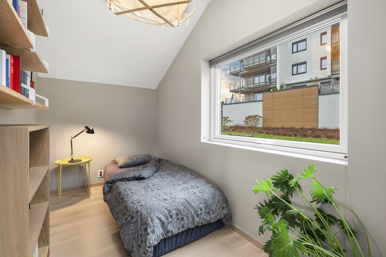 Det andre soverommet i denne etasjen er av fin størrelse med god plass til seng. Rommet passer perfekt som barnerom, gjesterom eller kontor. Galleribilde